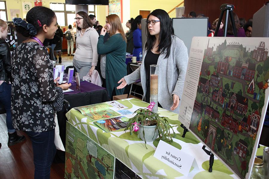 Student speaks with representative from Office of Sustainability.